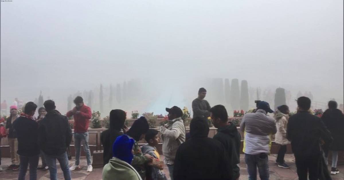 UP: Tourists face difficulties seeing Taj Mahal amid dense layer of fog in Agra